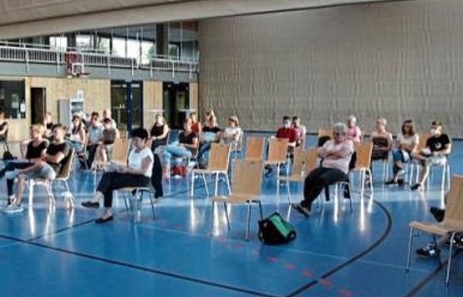 Versammlung mit Abstand in der Halle, statt wie üblich im Vereinsheim.  Foto: p