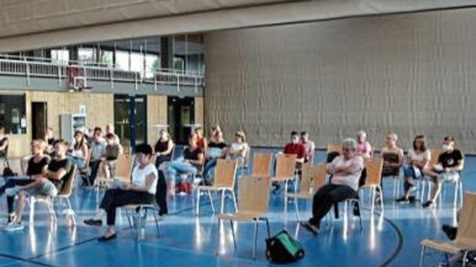 Versammlung mit Abstand in der Halle, statt wie üblich im Vereinsheim. Foto: p Versammlung mit Abstand in der Halle, statt wie üblich im Vereinsheim. Foto: p