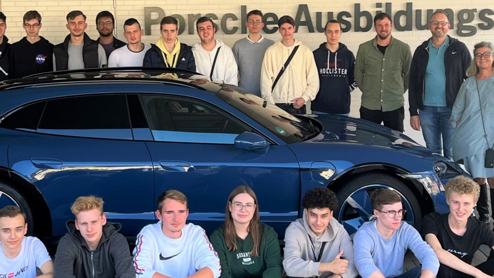 Die Schüler besuchen das Ausbildungswerk von Porsche in Zuffenhausen.  Foto: p
