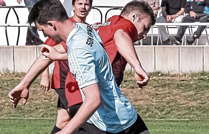 Kantersieg gegen Riexingen II: Auch wenn Sven Hermann (vorne) hier gegen Ron Räpple an den Ball kommt, hat ausschließlich der SV Horrheim die Tore geschossen. Foto: Simecek