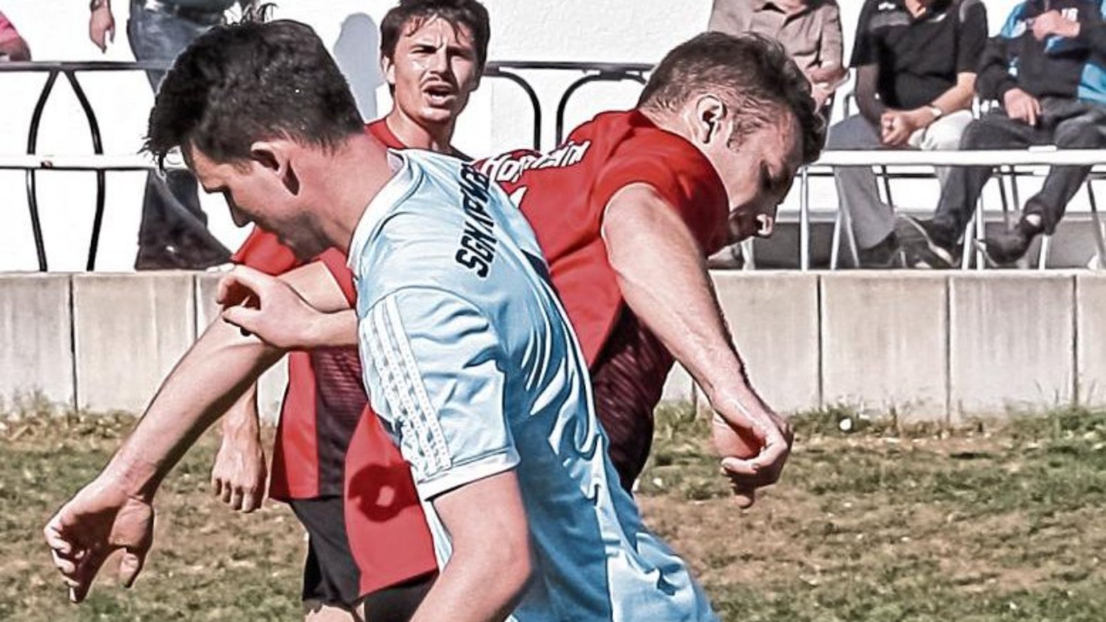 Kantersieg gegen Riexingen II: Auch wenn Sven Hermann (vorne) hier gegen Ron Räpple an den Ball kommt, hat ausschließlich der SV Horrheim die Tore geschossen. Foto: Simecek Kantersieg gegen Riexingen II: Auch wenn Sven Hermann (vorne) hier gegen Ron Räpple an den Ball kommt, hat ausschließlich der SV Horrheim die Tore geschossen. Foto: Simecek