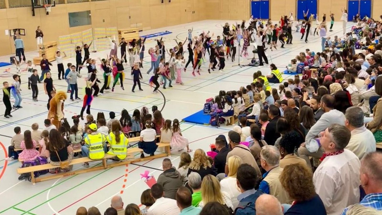 Die Einschulung der Erstklässler feiert die Schlossbergschule in der Kaltensteinhalle. Foto: p
