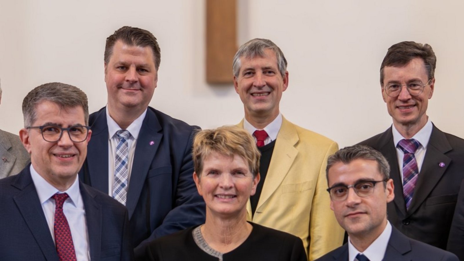 Feierlicher Wechsel in Ludwigsburg (vorne, von links): Rainer Schiffbauer, Beate Käser und David Timm; (hinten, von links): Dekan Jürgen Huber (Mühlacker), Oberkirchenrat Christian Schuler, Dekan Dr. Ekkehard Graf (Marbach), Dekan Professor Dr. Johannes Zimmermann (Vaihingen-Ditzingen) und Dekan Michael Werner (Ludwigsburg).  Foto: p