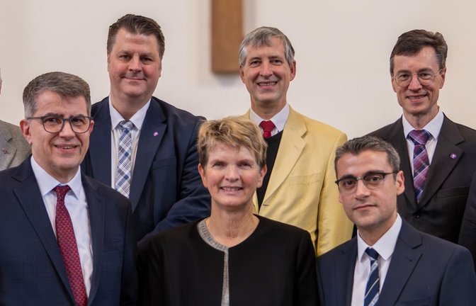 Feierlicher Wechsel in Ludwigsburg (vorne, von links): Rainer Schiffbauer, Beate Käser und David Timm; (hinten, von links): Dekan Jürgen Huber (Mühlacker), Oberkirchenrat Christian Schuler, Dekan Dr. Ekkehard Graf (Marbach), Dekan Professor Dr. Johannes Zimmermann (Vaihingen-Ditzingen) und Dekan Michael Werner (Ludwigsburg).  <span class='image-autor'>Foto: p</span>