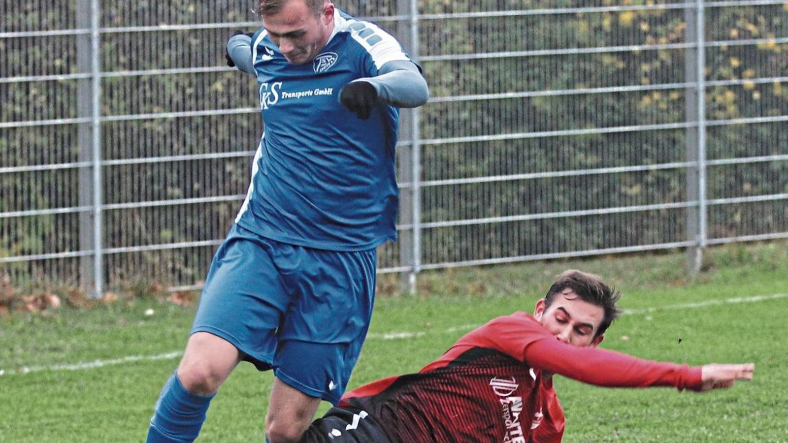 Horrheims Oliver Seidel stoppt einen Flankenlauf von Aurichs Rouven Schlingensief (links) hart, aber ohne Foul. Foto: Nachreiner Horrheims Oliver Seidel stoppt einen Flankenlauf von Aurichs Rouven Schlingensief (links) hart, aber ohne Foul. Foto: Nachreiner