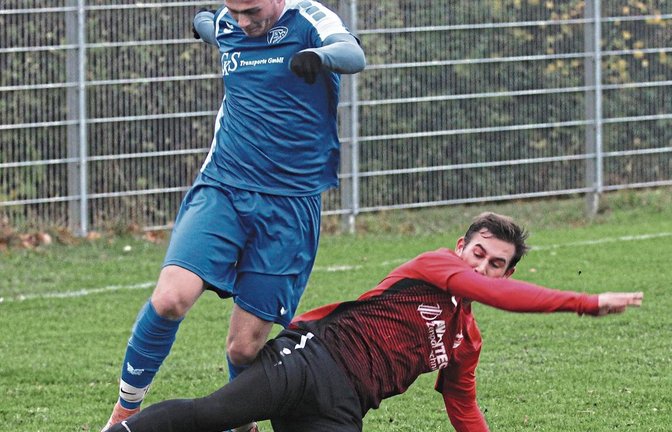 Horrheims Oliver Seidel stoppt einen Flankenlauf von Aurichs Rouven Schlingensief (links) hart, aber ohne Foul. Foto: Nachreiner