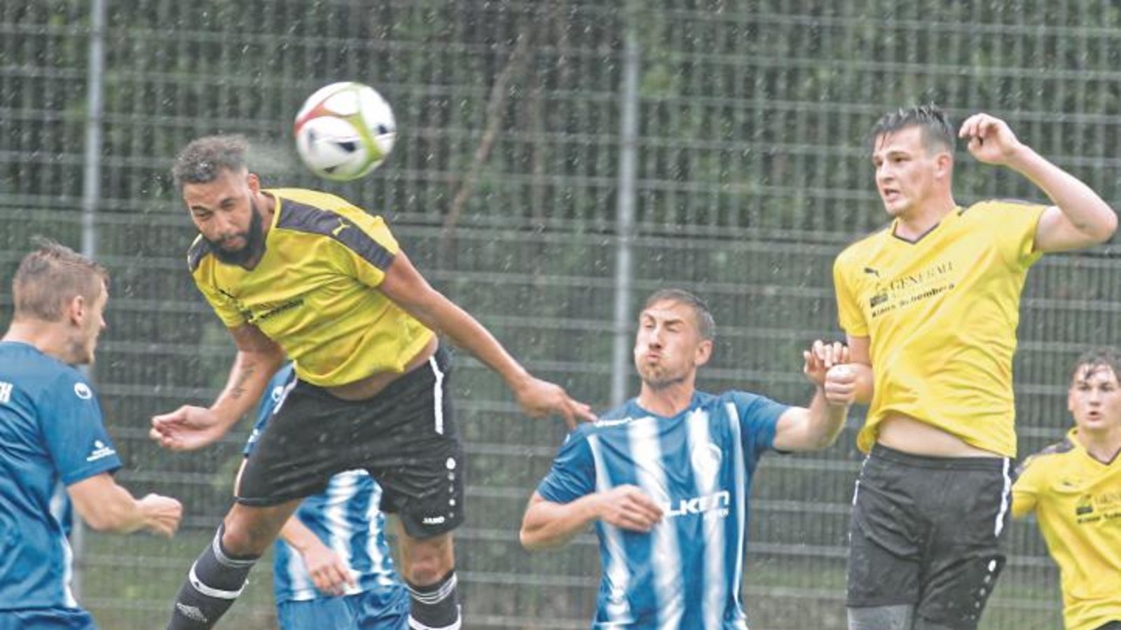 Nahezu perfekt steht Riexingens Neuzugang Kevin Bürkle (Zweiter von links) beim Kopfball gegen den TSV Biberach in der Luft. Foto: Nachreiner Nahezu perfekt steht Riexingens Neuzugang Kevin Bürkle (Zweiter von links) beim Kopfball gegen den TSV Biberach in der Luft. Foto: Nachreiner