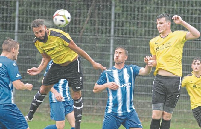 Nahezu perfekt steht Riexingens Neuzugang Kevin Bürkle (Zweiter von links) beim Kopfball gegen den TSV Biberach in der Luft. Foto: Nachreiner