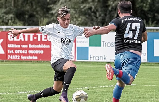Der TSV Enzweihingen (links Dolorjant Imeri) hat im Heimspiel gegen den FV Sönmez Spor Bietigheim endlich den zweiten Sieg in dieser Saison eingefahren. Foto: Simecek