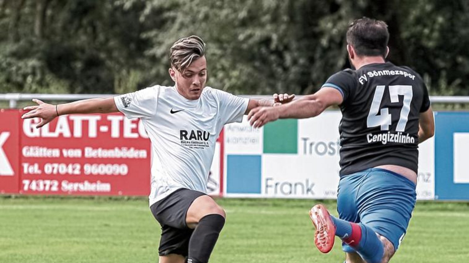 Der TSV Enzweihingen (links Dolorjant Imeri) hat im Heimspiel gegen den FV Sönmez Spor Bietigheim endlich den zweiten Sieg in dieser Saison eingefahren. Foto: Simecek Der TSV Enzweihingen (links Dolorjant Imeri) hat im Heimspiel gegen den FV Sönmez Spor Bietigheim endlich den zweiten Sieg in dieser Saison eingefahren. Foto: Simecek