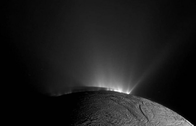 Wassereis spritzt von der Oberfläche des Saturn-Mondes Enceladus ins Weltall.<span class='image-autor'>Imago/Cover-Images</span>