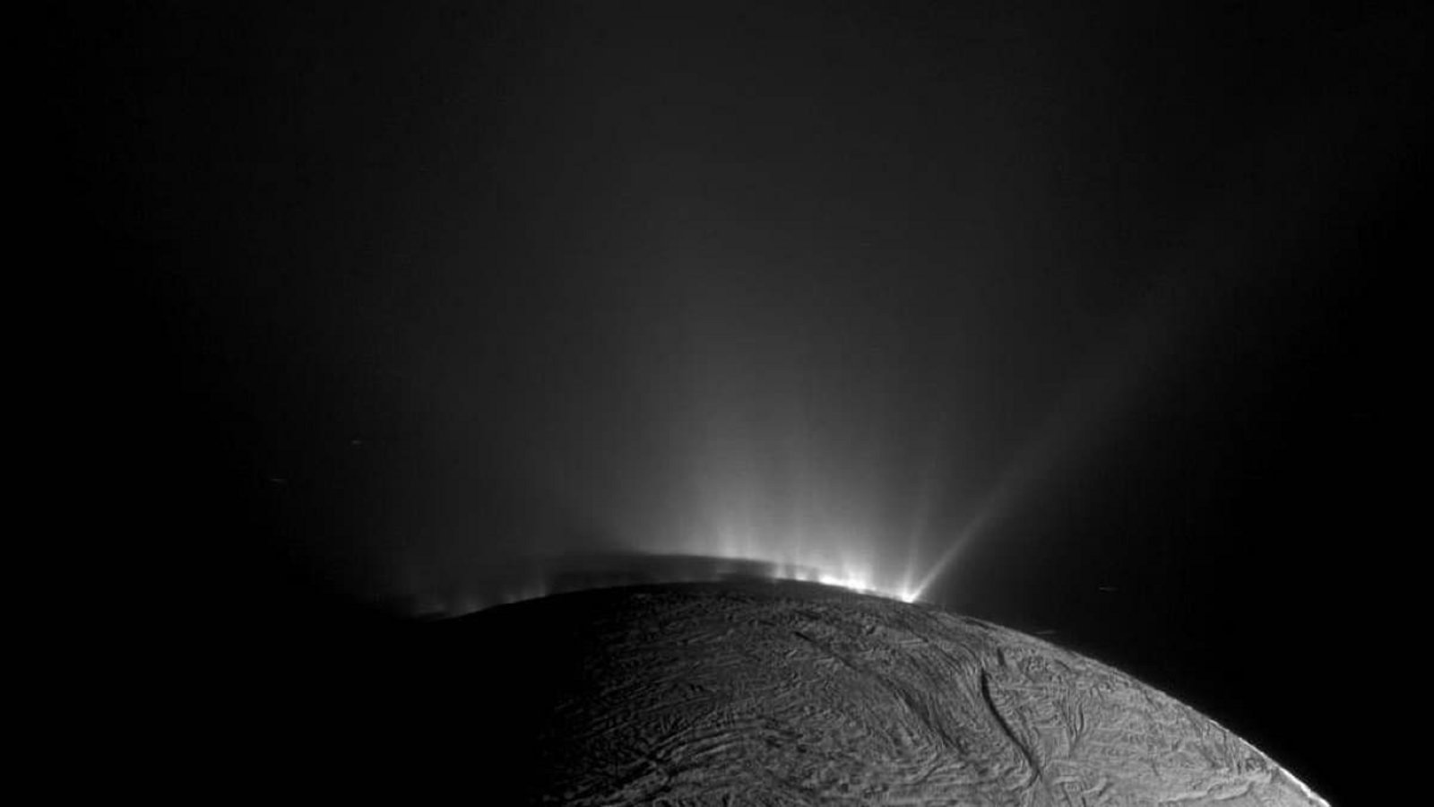 Wassereis spritzt von der Oberfläche des Saturn-Mondes Enceladus ins Weltall.Imago/Cover-Images Wassereis spritzt von der Oberfläche des Saturn-Mondes Enceladus ins Weltall.Imago/Cover-Images