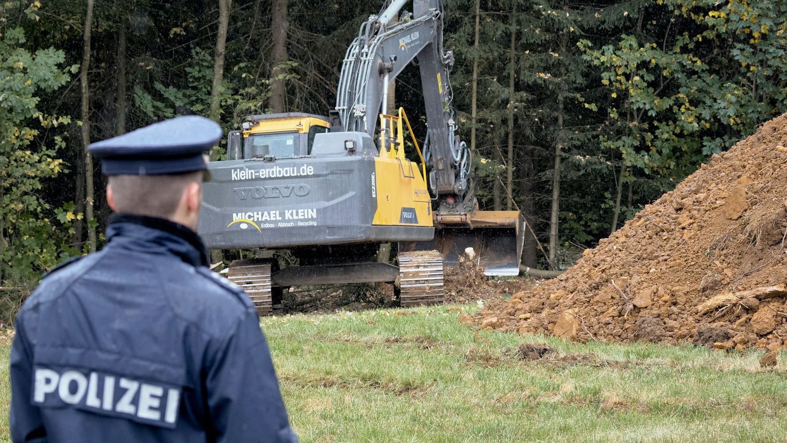 Die Polizei hatte die Sucharbeiten nach einem konkreten Hinweis gestartet.Tizian Gerbing/dpa Die Polizei hatte die Sucharbeiten nach einem konkreten Hinweis gestartet.Tizian Gerbing/dpa