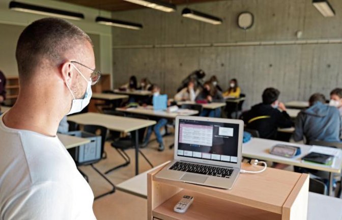 Lehrer Jonas Precht und Mittelstufenschüler des Lichtenstern-Gymnasiums arbeiten sich in den Lernbrücken durch die Geheimnisse der Mathematik.  Foto: p
