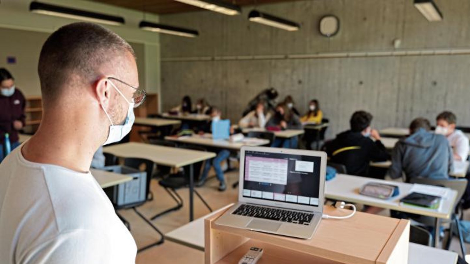 Lehrer Jonas Precht und Mittelstufenschüler des Lichtenstern-Gymnasiums arbeiten sich in den Lernbrücken durch die Geheimnisse der Mathematik.  Foto: p