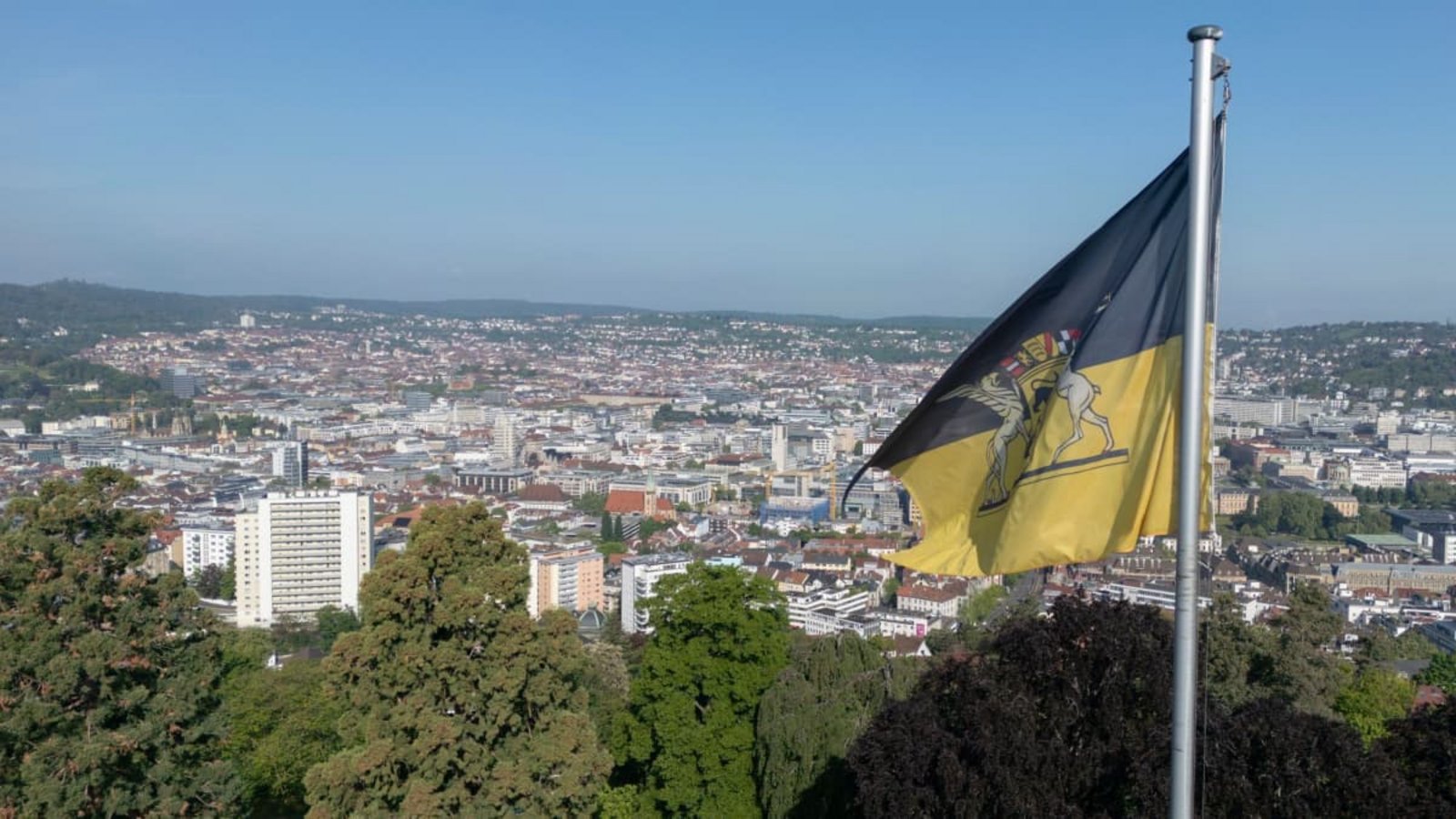 Blick auf die baden-württembergische Flagge auf dem Dach der Villa Reitzenstein in Stuttgart. Die Regierung nimmt in Anspruch, ihre Kommunen besonders gut zu behaneln – doch der Landkreistag sieht das anders.Marijan Murat/dpa Blick auf die baden-württembergische Flagge auf dem Dach der Villa Reitzenstein in Stuttgart. Die Regierung nimmt in Anspruch, ihre Kommunen besonders gut zu behaneln – doch der Landkreistag sieht das anders.Marijan Murat/dpa