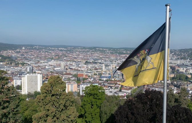 Blick auf die baden-württembergische Flagge auf dem Dach der Villa Reitzenstein in Stuttgart. Die Regierung nimmt in Anspruch, ihre Kommunen besonders gut zu behaneln – doch der Landkreistag sieht das anders.<span class='image-autor'>Marijan Murat/dpa</span>