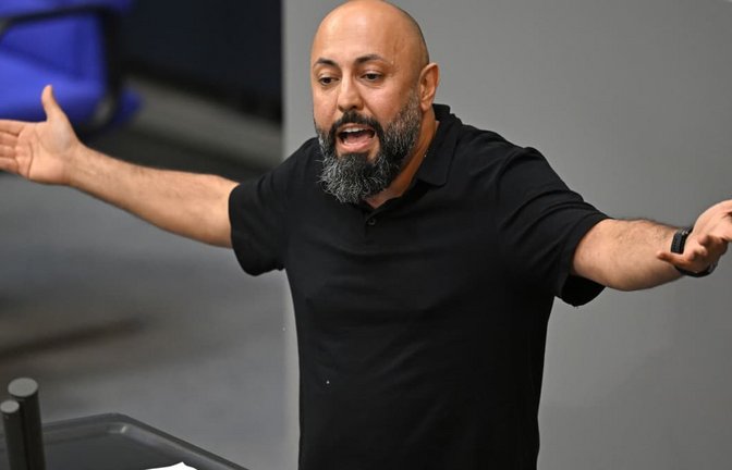 Ferat Kocak (Die Linke) spricht im Plenarsaal im Bundestag.<span class='image-autor'>Elisa Schu/dpa</span>