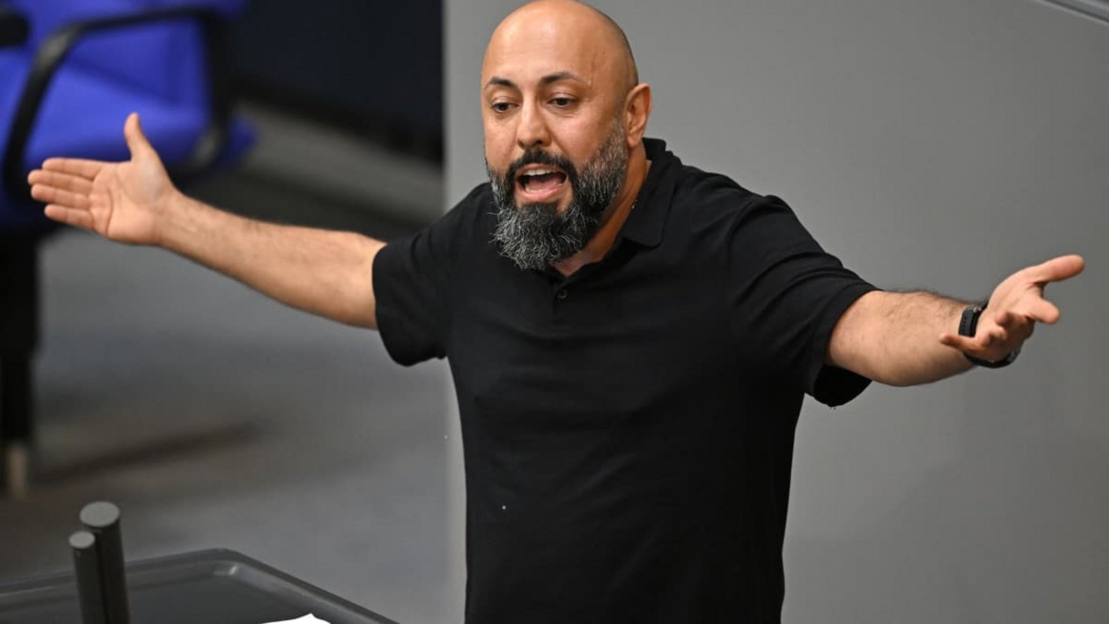 Ferat Kocak (Die Linke) spricht im Plenarsaal im Bundestag.Elisa Schu/dpa Ferat Kocak (Die Linke) spricht im Plenarsaal im Bundestag.Elisa Schu/dpa