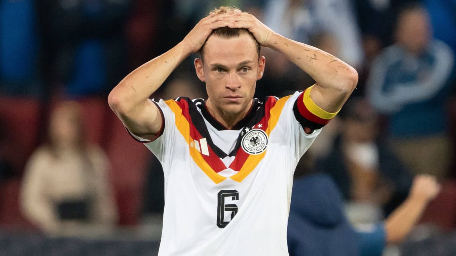 Für Joshua Kimmich ist es nur schwer zu fassen, dass die deutsche Nationalmannschaft verloren hat.IMAGO/Eibner-Pressefoto/Edward Cheung