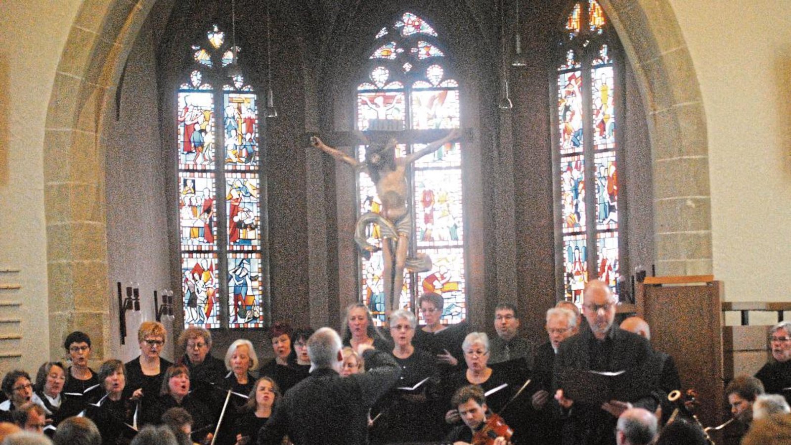 Mit Solisten und einem Instrumentalensemble führte gestern der Illinger evangelische Kirchenchor die Lukaspassion auf.  Foto: Stahlfeld