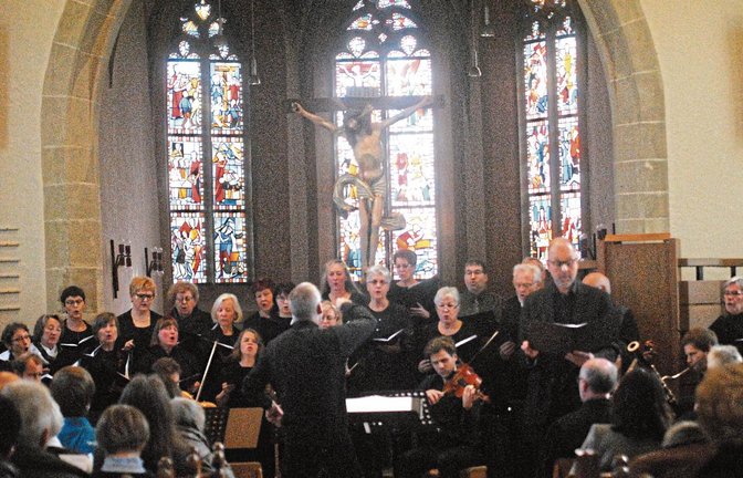 Mit Solisten und einem Instrumentalensemble führte gestern der Illinger evangelische Kirchenchor die Lukaspassion auf.  Foto: Stahlfeld