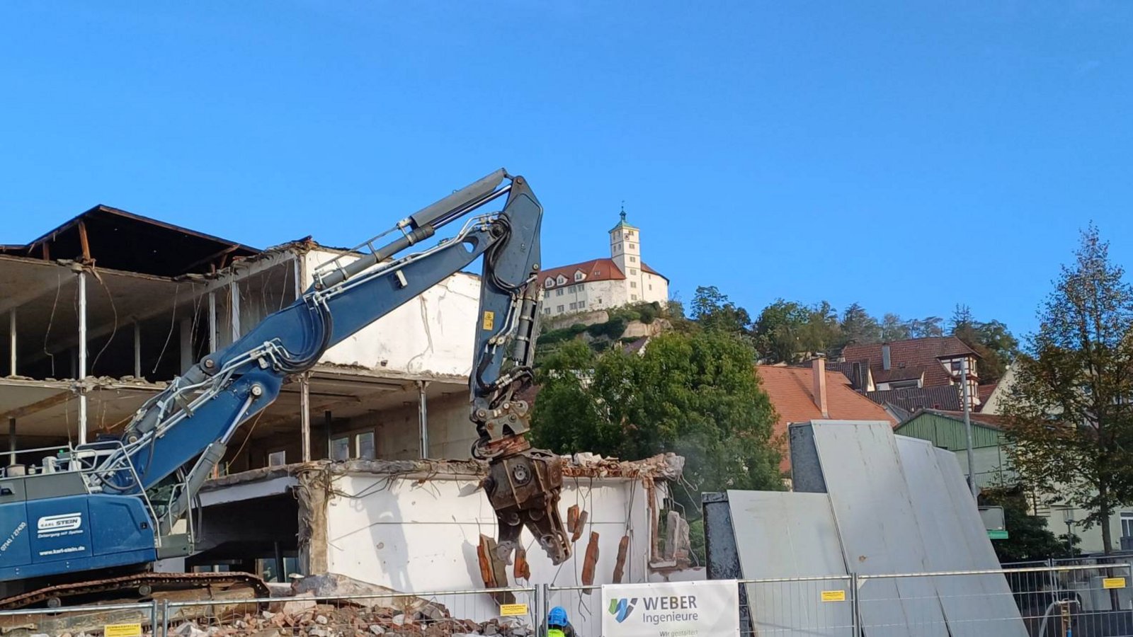 Das Enßle-Gebäude weicht, der Blick aufs Schloss wird frei.  Foto: Rücker