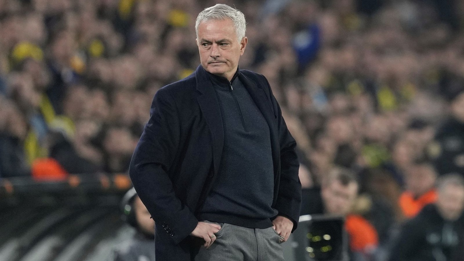Jetzt ist es offiziell: Startrainer José Mourinho kehrt zum spanischen Fußball-Rekordmeister Real Madrid zurück (Archivfoto).Foto: Khalil Hamra/AP/dpa/Khalil Hamra Jetzt ist es offiziell: Startrainer José Mourinho kehrt zum spanischen Fußball-Rekordmeister Real Madrid zurück (Archivfoto).Foto: Khalil Hamra/AP/dpa/Khalil Hamra