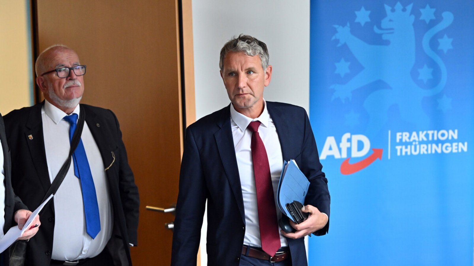 AfD-Landeschef Björn Höcke (r.) und der AfD-Abgeordnete Jürgen Treutler, der als Alterspräsident die erste Sitzung des Landtags leitete. AfD-Landeschef Björn Höcke (r.) und der AfD-Abgeordnete Jürgen Treutler, der als Alterspräsident die erste Sitzung des Landtags leitete.Foto: dpa/Martin Schutt AfD-Landeschef Björn Höcke (r.) und der AfD-Abgeordnete Jürgen Treutler, der als Alterspräsident die erste Sitzung des Landtags leitete. AfD-Landeschef Björn Höcke (r.) und der AfD-Abgeordnete Jürgen Treutler, der als Alterspräsident die erste Sitzung des Landtags leitete.Foto: dpa/Martin Schutt