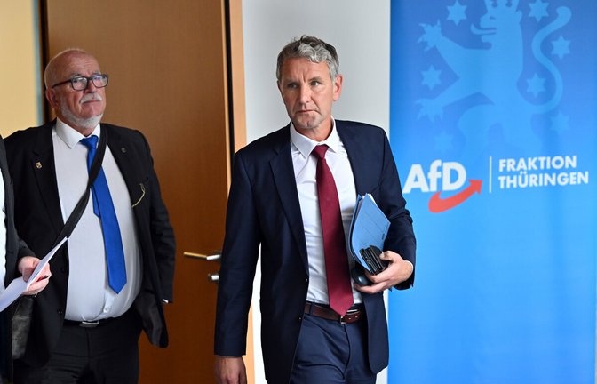 AfD-Landeschef Björn Höcke (r.) und der AfD-Abgeordnete Jürgen Treutler, der als Alterspräsident die erste Sitzung des Landtags leitete. AfD-Landeschef Björn Höcke (r.) und der AfD-Abgeordnete Jürgen Treutler, der als Alterspräsident die erste Sitzung des Landtags leitete.<span class='image-autor'>Foto: dpa/Martin Schutt</span>