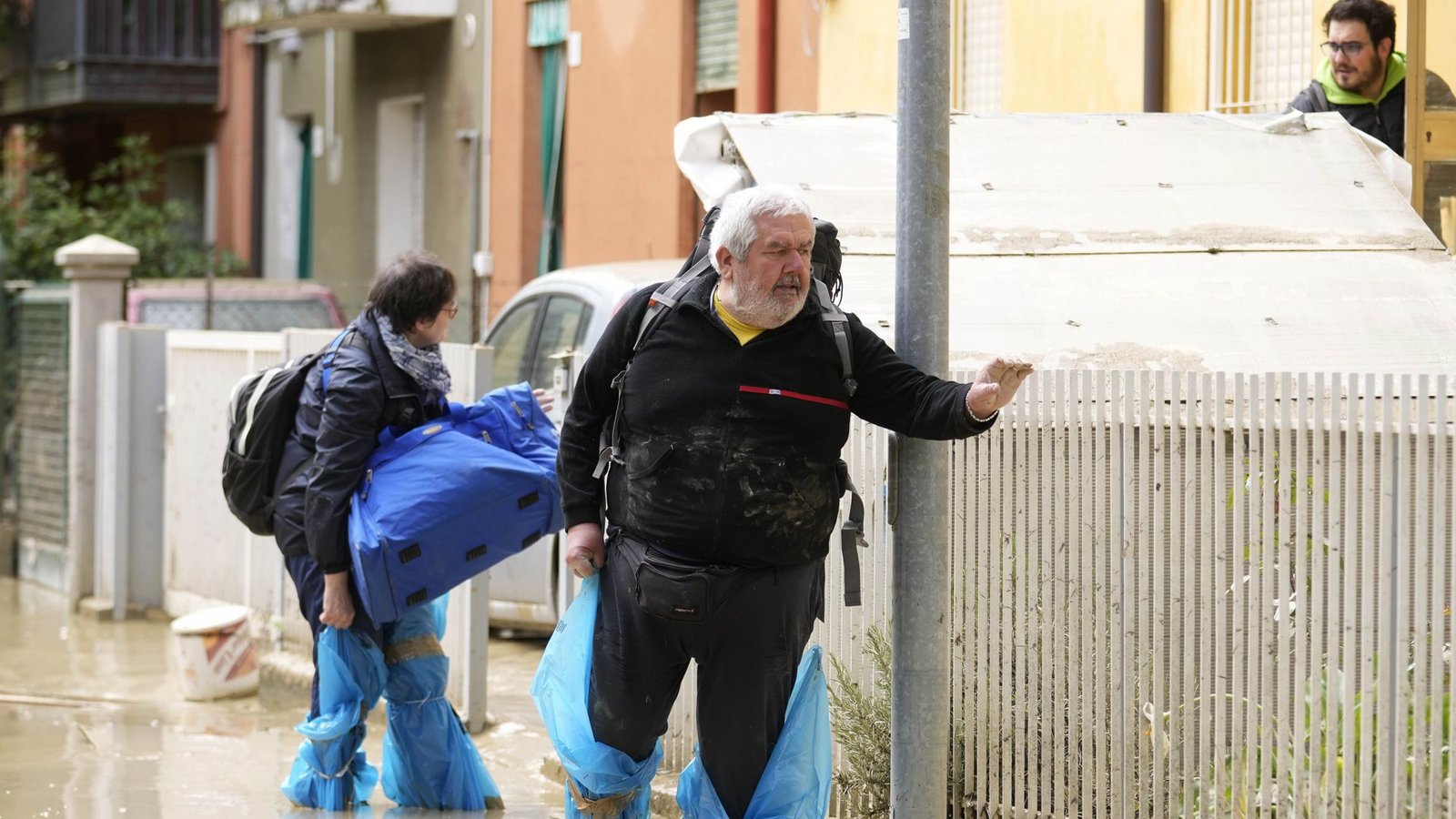 Faenza: Menschen gehen auf einer überfluteten Straße.Foto: Luca Bruno/AP/dpa Faenza: Menschen gehen auf einer überfluteten Straße.Foto: Luca Bruno/AP/dpa