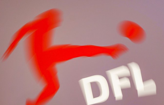 Die Deutsche Fußball Liga hat sich im Streit mit dem Streamingdienst DAZN an die Vereine gewendet.<span class='image-autor'>Foto: Frank Rumpenhorst/dpa</span>
