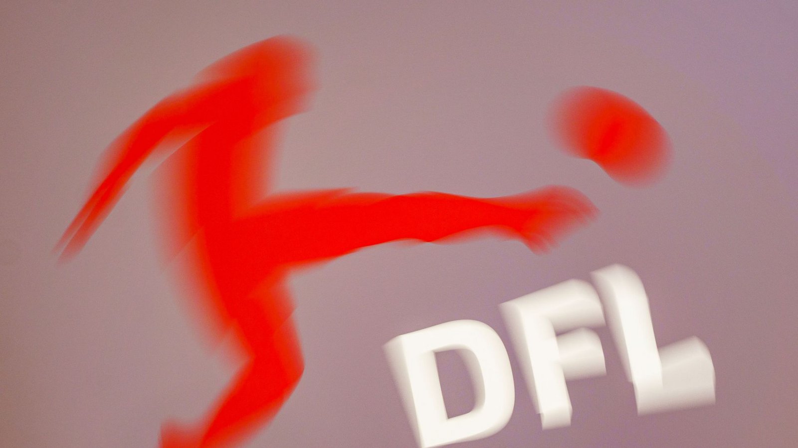 Die Deutsche Fußball Liga hat sich im Streit mit dem Streamingdienst DAZN an die Vereine gewendet.Foto: Frank Rumpenhorst/dpa