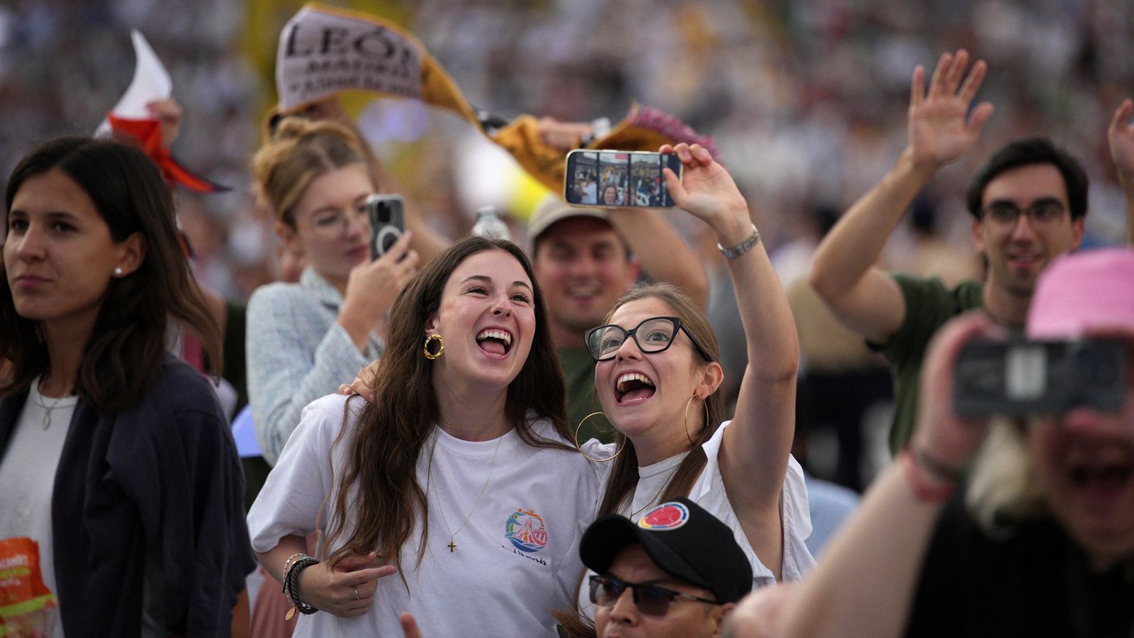 Mit rund 40.000 überwiegend jungen Leuten feierte der Papst am Abend eine Vigilie im Olympiastadion von Barcelona.Foto: Emilio Morenatti/AP/dpa