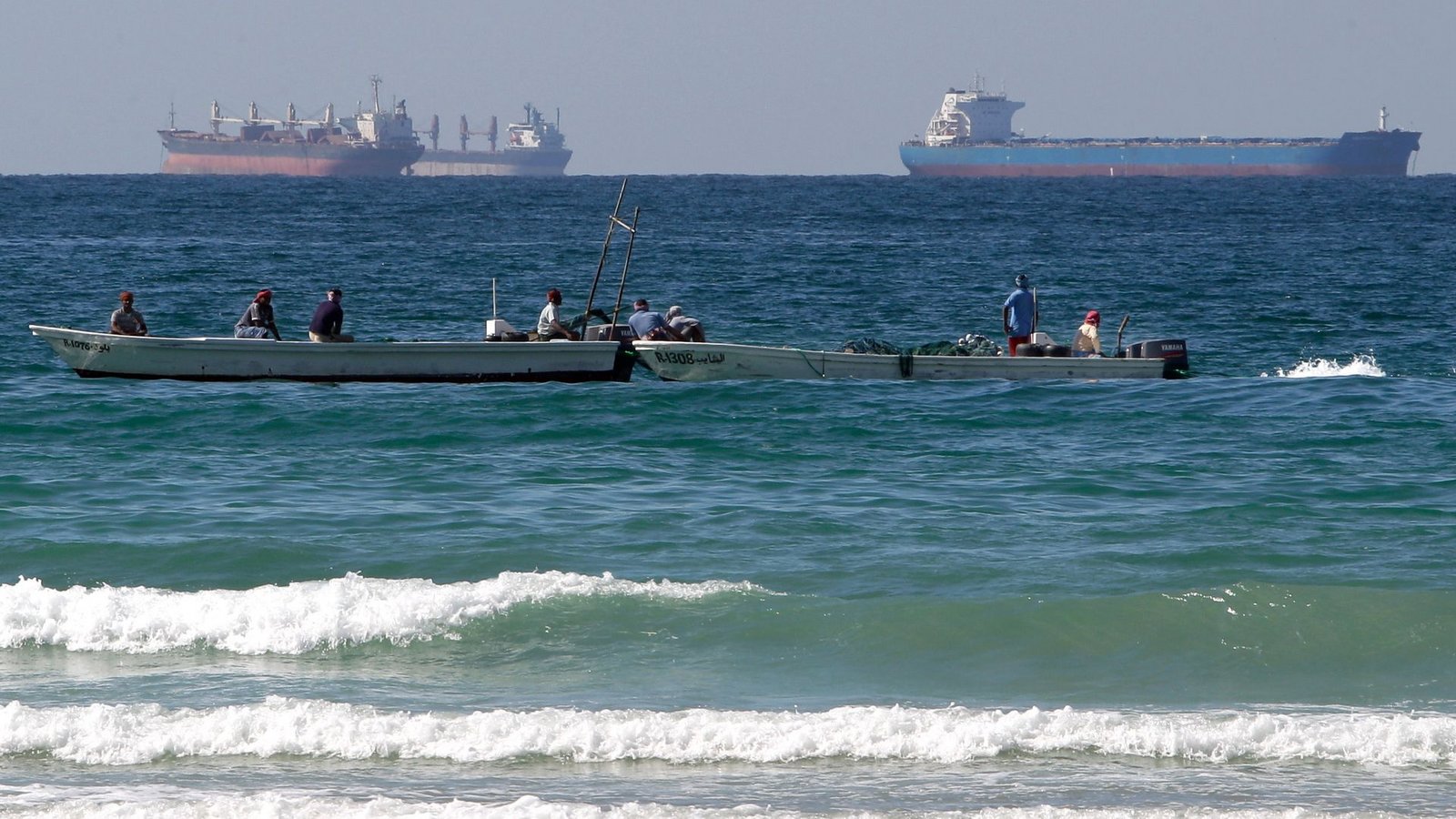 Immer wieder werden Schiffe in der Meerenge von Geschossen getroffen. (Archivbild)Foto: Kamran Jebreili/AP/dpa Immer wieder werden Schiffe in der Meerenge von Geschossen getroffen. (Archivbild)Foto: Kamran Jebreili/AP/dpa