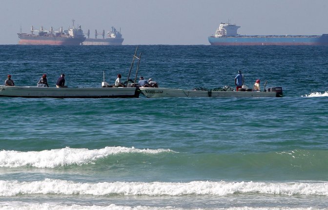 Immer wieder werden Schiffe in der Meerenge von Geschossen getroffen. (Archivbild)<span class='image-autor'>Foto: Kamran Jebreili/AP/dpa</span>
