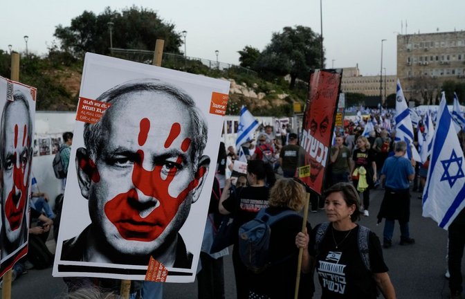 Protest im eigenen Land gegen den israelischen Ministerpräsidenten Benjamin Netanjahu.<span class='image-autor'>Foto: Leo Correa/AP/dpa</span>