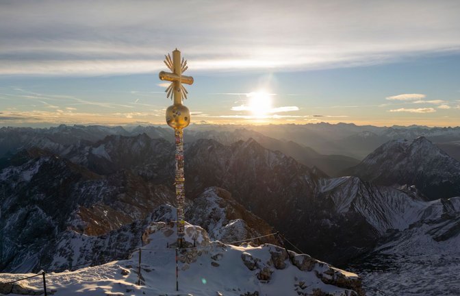 Zu einem tödlichen Unglück ist es auf der Zugspitze gekommen. (Archivbild)<span class='image-autor'>Foto: Peter Kneffel/dpa/Peter Kneffel</span>