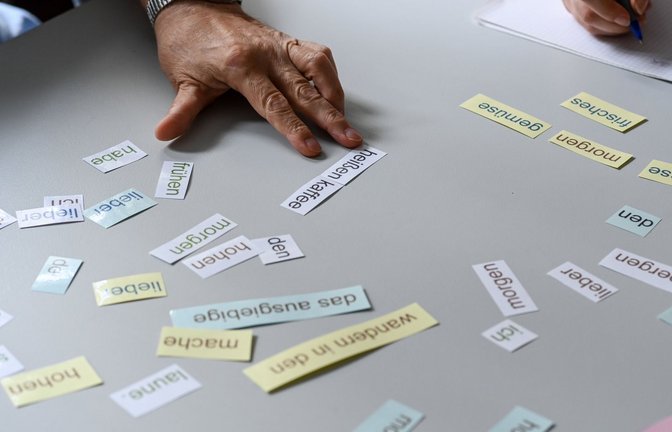 Auch viele Erwachsene haben mit Lesen und Schreiben noch große Probleme.<span class='image-autor'>Foto: dpa/Jens Kalaene</span>
