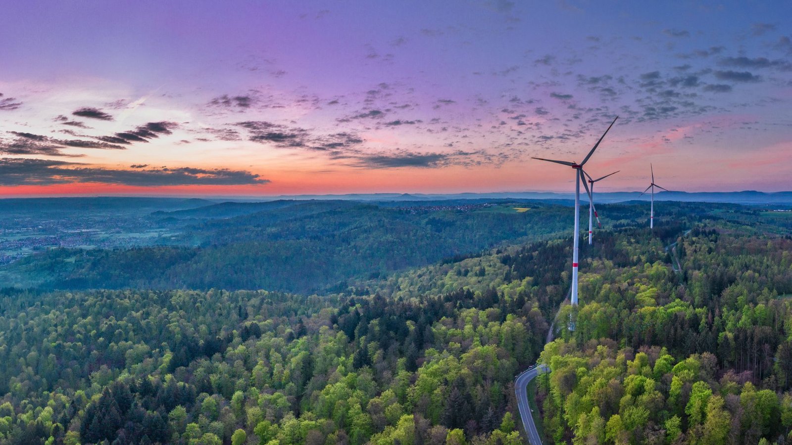 Hilft frühe und transparente Kommunikation dabei, dass weniger Menschen gegen Windkraftwerke sind?Foto: imago images/Westend61/Stefan Schurr Hilft frühe und transparente Kommunikation dabei, dass weniger Menschen gegen Windkraftwerke sind?Foto: imago images/Westend61/Stefan Schurr