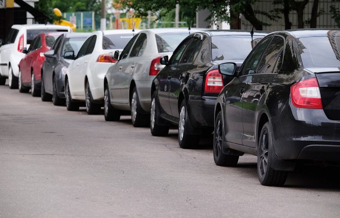 Grundsätzlich ist das Parken entgegen der Fahrtrichtung verboten. Welche Ausnahmen es gibt und was das falsche Parken kostet erfahren Sie hier.<span class='image-autor'>Foto: Vereshchagin Dmitry / Shutterstock.com</span>