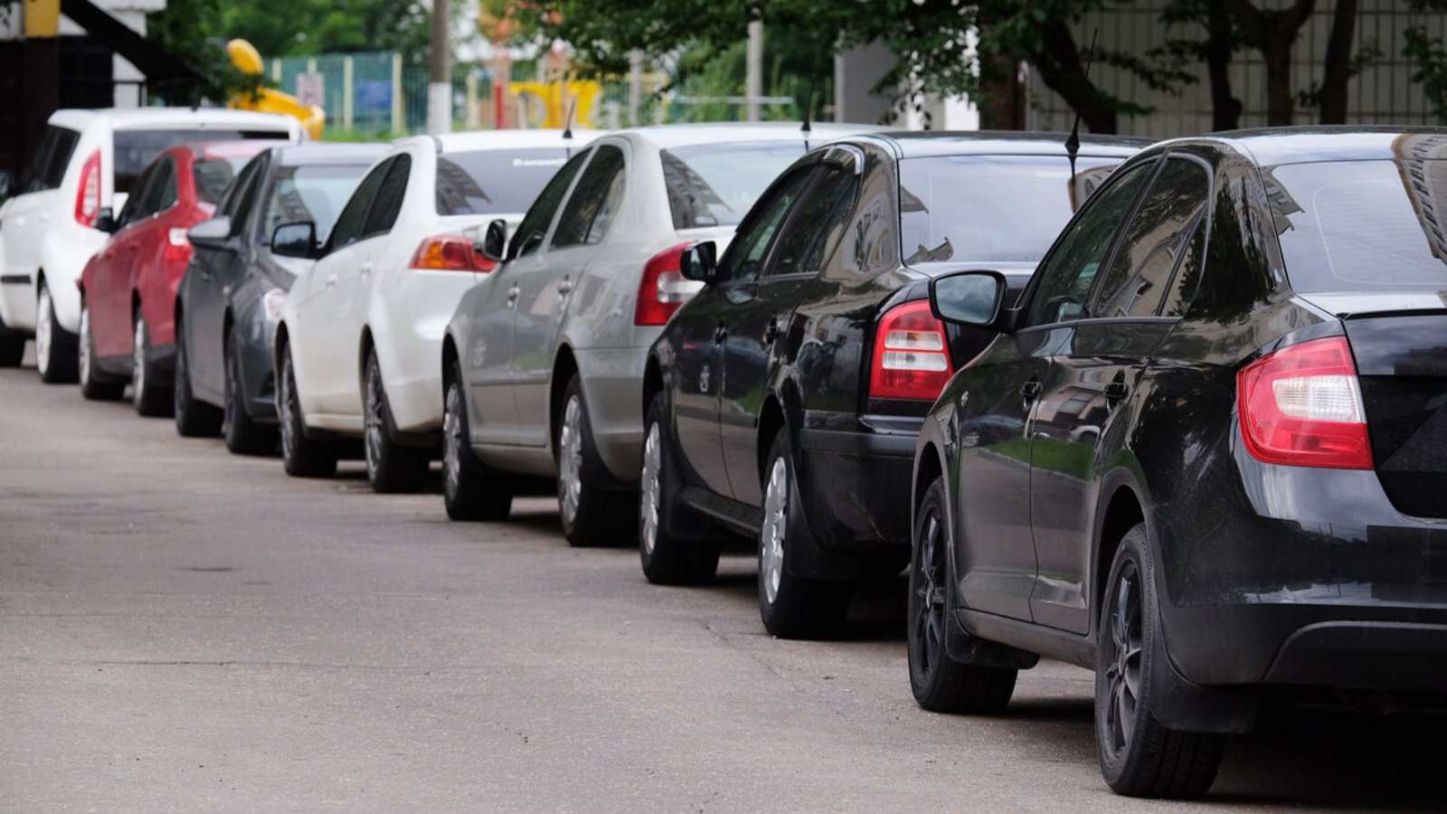Grundsätzlich ist das Parken entgegen der Fahrtrichtung verboten. Welche Ausnahmen es gibt und was das falsche Parken kostet erfahren Sie hier.Foto: Vereshchagin Dmitry / Shutterstock.com Grundsätzlich ist das Parken entgegen der Fahrtrichtung verboten. Welche Ausnahmen es gibt und was das falsche Parken kostet erfahren Sie hier.Foto: Vereshchagin Dmitry / Shutterstock.com