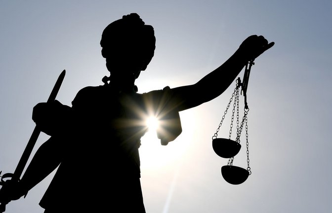 Eine Statue der römischen Göttin Justitia. (Symbolbild)<span class='image-autor'>Foto: Arne Dedert/dpa</span>