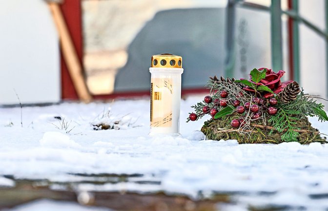 Ein Trauerlicht erinnert vor dem Haus in St. Johann an die beiden getöteten Brüder.<span class='image-autor'>Foto: Jason Tschepljakow/dpa</span>