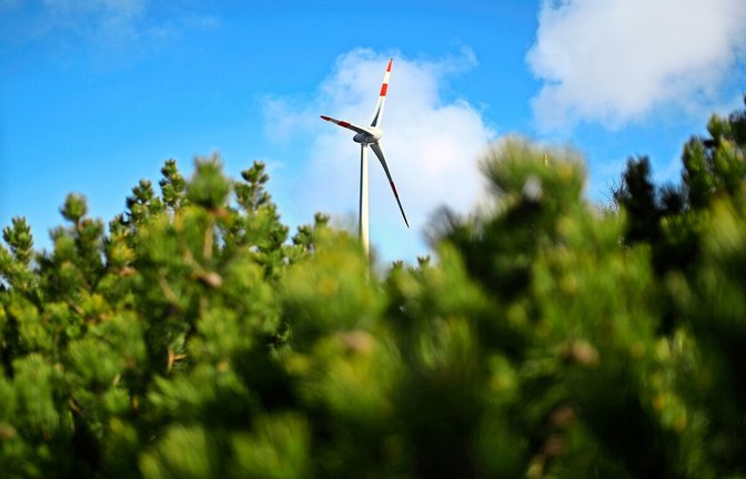 An diesen Anblick werden sich die Menschen in Baden-Württemberg gewöhnen müssen. Die Frage ist noch: wo stehen all die Windräder?<span class='image-autor'>Foto: dpa/Deck</span>