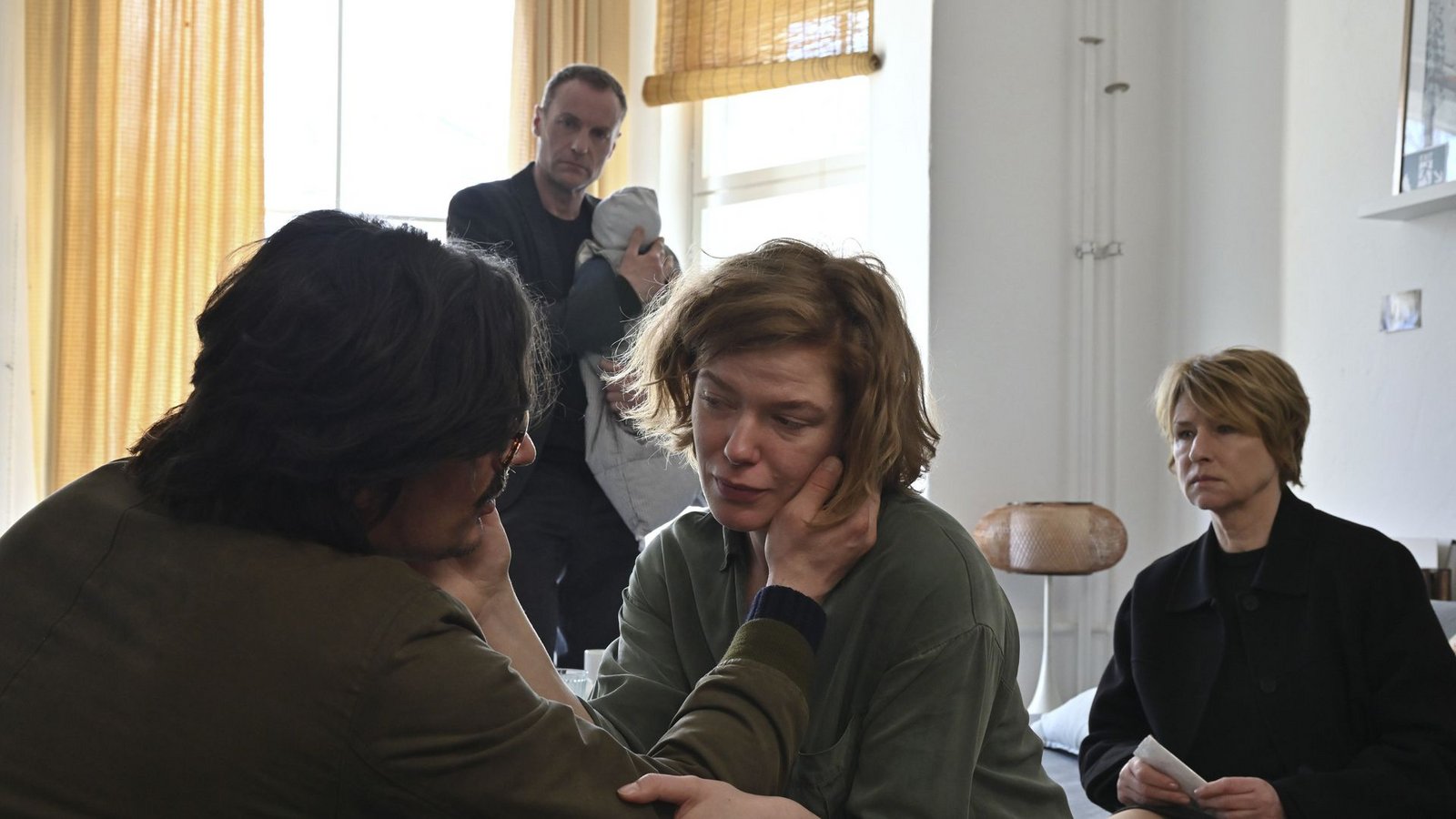Susanne Bonard (Corinna Harfouch, re) und Robert Karow (Mark Waschke, 2. v. li) suchen mit traurigen Nachrichten die Wohnadresse des Toten auf und treffen dort auf Denise Bonnefoy (Magdalena Wiedenhofer, 2. v. re), ihren Mann Xavier Weberlein (Hannes Wegener, li) und ihr Baby. Doch der Personalausweis, den sie bei dem Toten gefunden haben, hat sie in die Irre geführt.Foto: rbb/Schiwago/Hardy Spitz Susanne Bonard (Corinna Harfouch, re) und Robert Karow (Mark Waschke, 2. v. li) suchen mit traurigen Nachrichten die Wohnadresse des Toten auf und treffen dort auf Denise Bonnefoy (Magdalena Wiedenhofer, 2. v. re), ihren Mann Xavier Weberlein (Hannes Wegener, li) und ihr Baby. Doch der Personalausweis, den sie bei dem Toten gefunden haben, hat sie in die Irre geführt.Foto: rbb/Schiwago/Hardy Spitz