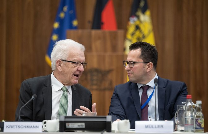 Ministerpräsident Winfried Kretschmann (Grüne)  und David Müller, Kabinettschef des EU-Haushaltskommissars Hahn, bei der auswärtigen Kabinettssitzung<span class='image-autor'>Foto: Marijan Murat/dpa/Marijan Murat</span>