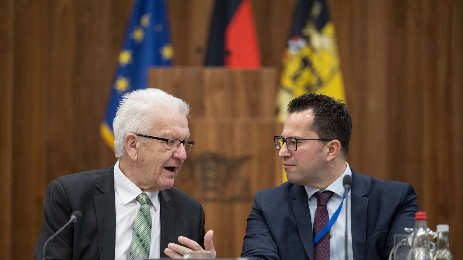 Ministerpräsident Winfried Kretschmann (Grüne) und David Müller, Kabinettschef des EU-Haushaltskommissars Hahn, bei der auswärtigen KabinettssitzungFoto: Marijan Murat/dpa/Marijan Murat Ministerpräsident Winfried Kretschmann (Grüne) und David Müller, Kabinettschef des EU-Haushaltskommissars Hahn, bei der auswärtigen KabinettssitzungFoto: Marijan Murat/dpa/Marijan Murat