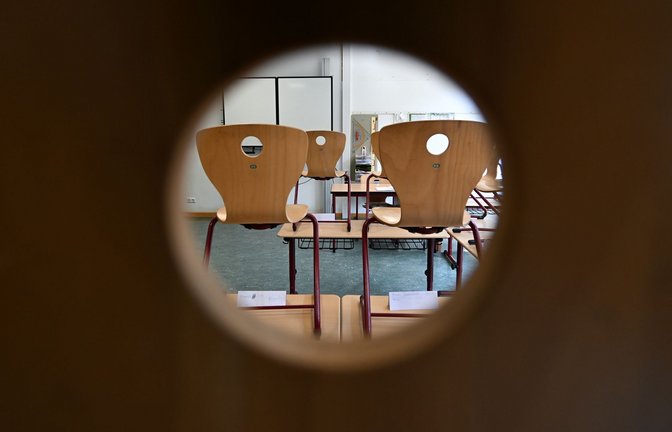Nach dem Abbruch einer Projektwoche an einer Oberschule in der sächsischen Lausitz ermittelt die Polizei, ob im Klassenzimmer strafbare pornografische Inhalte gezeigt wurden. (Symbolbild)<span class='image-autor'>Foto: Arne Dedert/dpa</span>