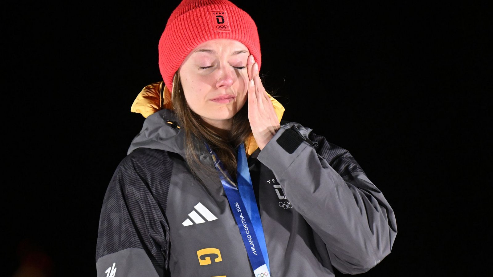 Laura Nolte konnte sich über ihre Silbermedaille zunächst nicht so richtig freuen.Foto: Robert Michael/dpa